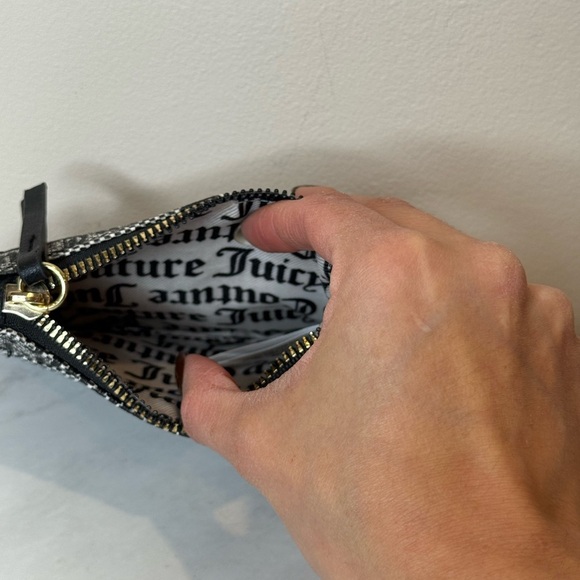 🔥Juicy Couture Black and Gold Women's Wristlet With multiple Compliments🔥 - Picture 3 of 5